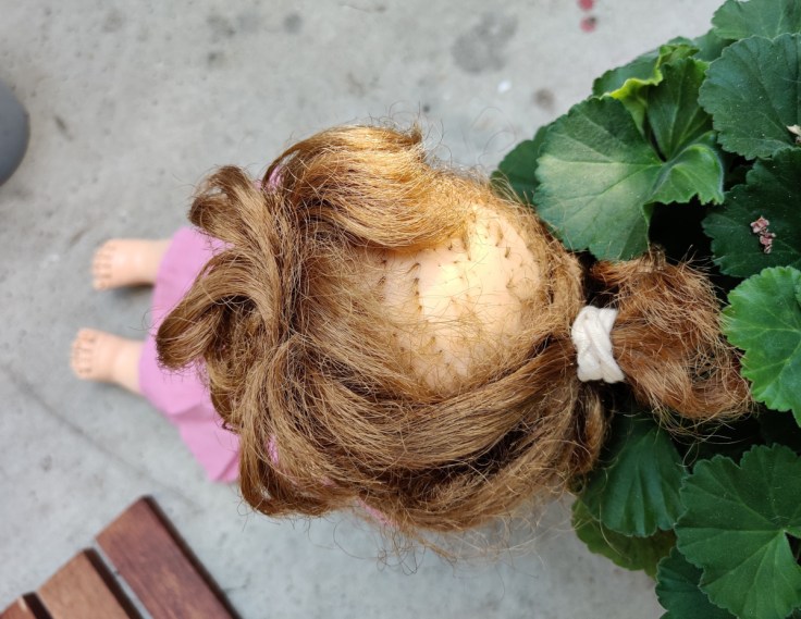 Ideal Doll nukke 1960-luvulta ylhäältäpäin kuvattuna, nukelta on leikattu hiuksia.