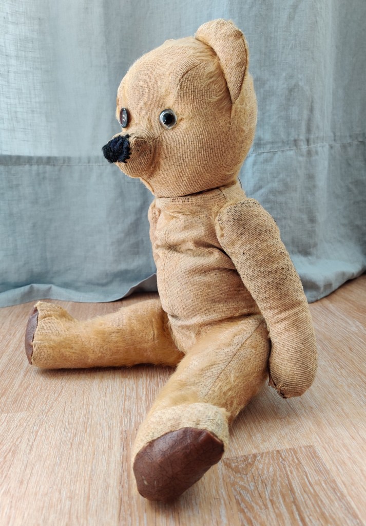 Istuva nalle 1950-luvulta.