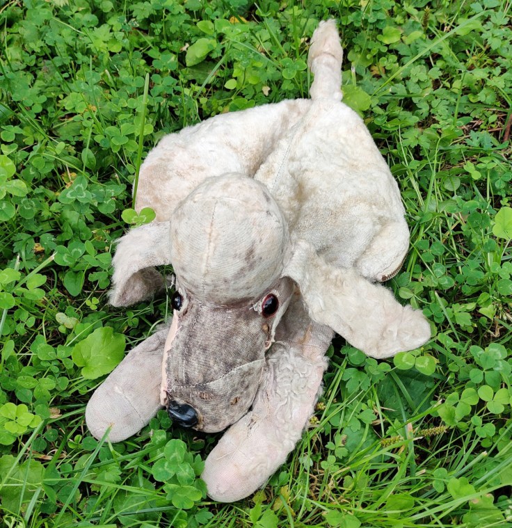 Yöpuvun säilytykseen tarkoitettu koiran muotoinen pussi 1950-luvulta.