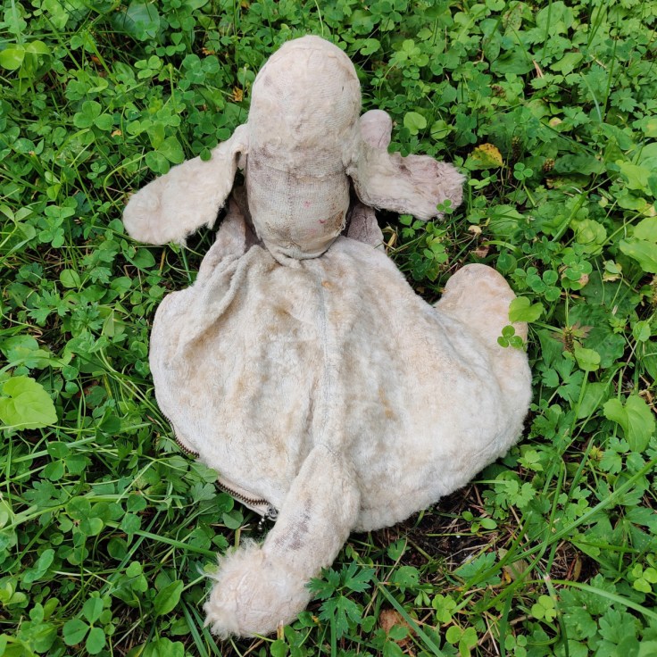 Yöpuvun säilytykseen tarkoitettu koiran muotoinen pussi 1950-luvulta.