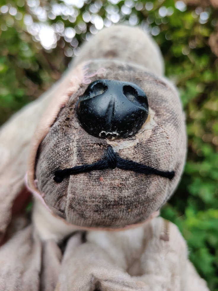 Yöpuvun säilytykseen tarkoitettu koiran muotoinen pussi 1950-luvulta, yksityiskohta kuonosta.