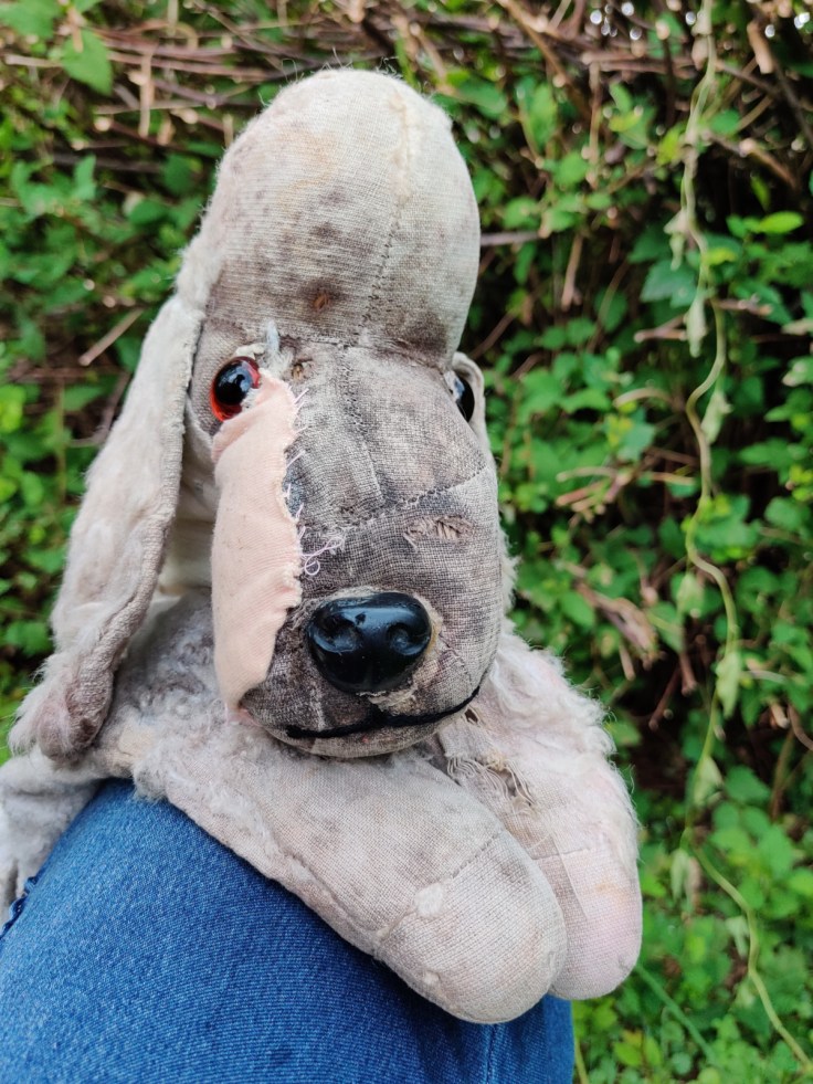 Yöpuvun säilytykseen tarkoitettu koiran muotoinen pussi 1950-luvulta, lähikuva koiran päästä.