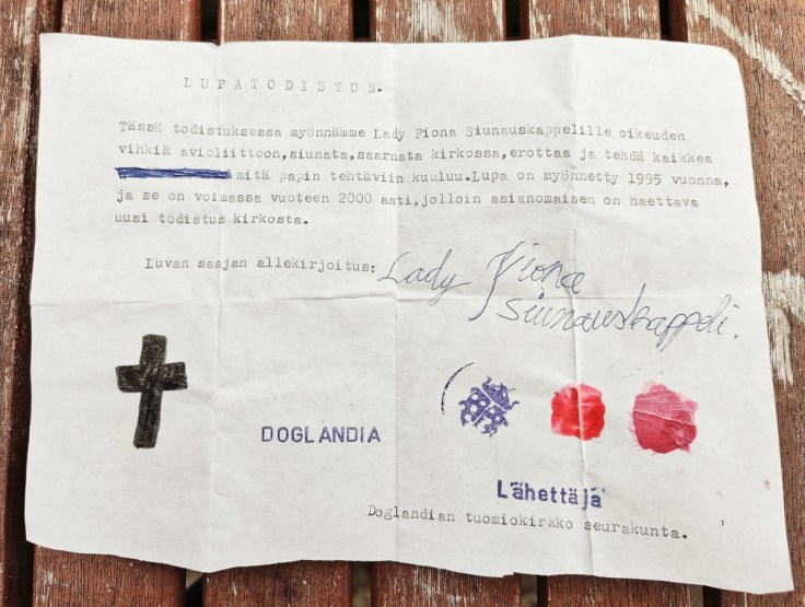 Paperilappu, jossa on mekaanisella kirjoituskoneella kirjoitettu teksti “Lupatodistus”, vuodelta 1995.