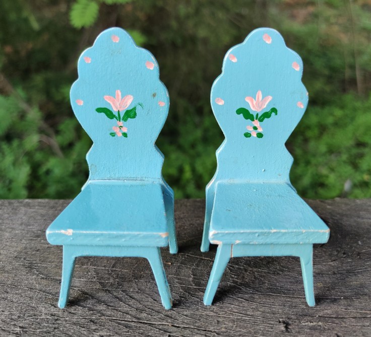 Kaksi puista nukkekodin tuolia 1950-luvulta, kuvattu edestä.