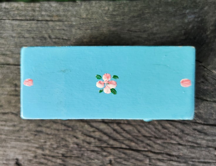 Nukkekodin penkki 1950-luvulta yläpuolelta kuvattuna.