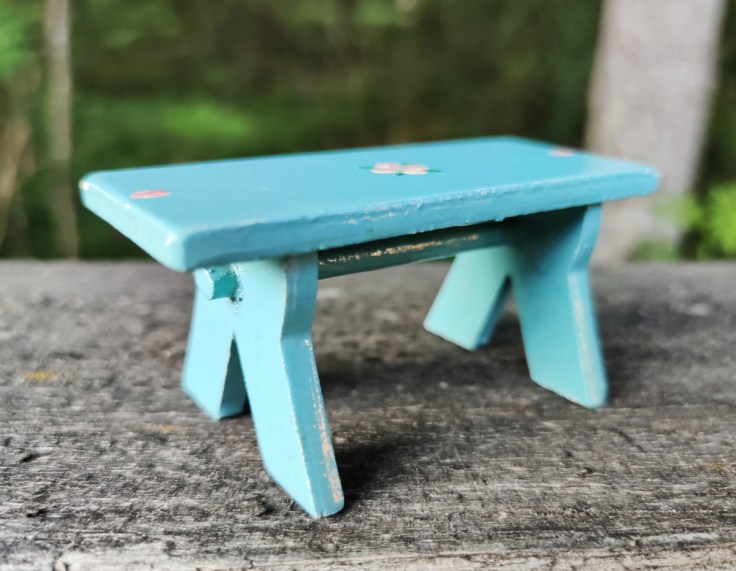 Nukkekodin penkki 1950-luvulta sivulta kuvattuna.