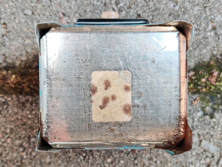 Peltisen nukkekodin hellan pohja 1950-luvulta.