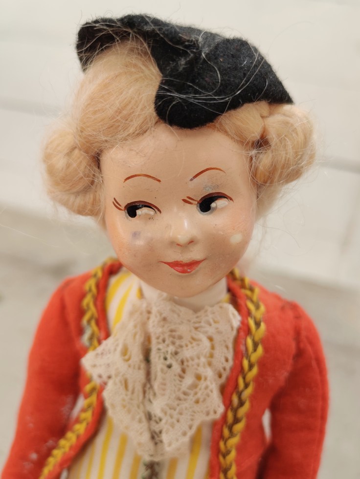 Itävallasta ostettu kansallispukuinen nukke 1960-luvulta, nuken ylävartalo.