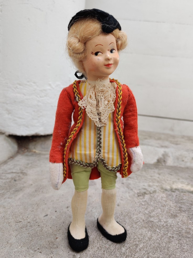 Itävallasta ostettu kansallispukuinen nukke 1960-luvulta, kuvattu edestä.