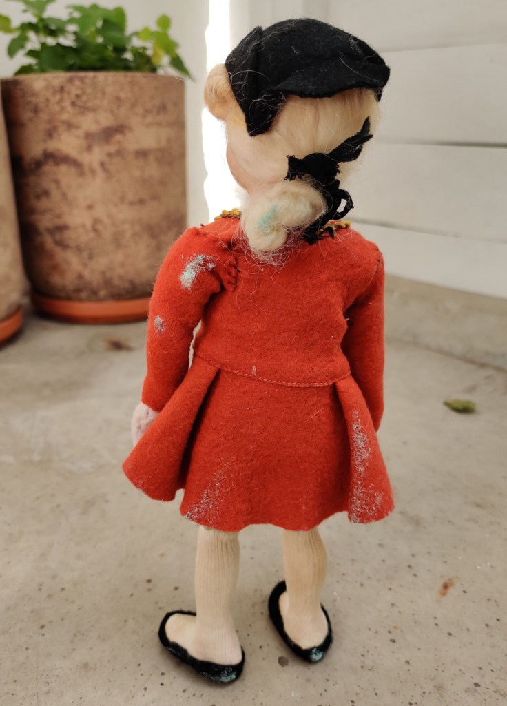 Itävallasta ostettu kansallispukuinen nukke 1960-luvulta, kuvattu takaa.