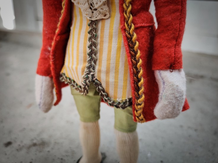 Itävallasta ostettu kansallispukuinen nukke 1960-luvulta, nuken alavartalo ja kädet.