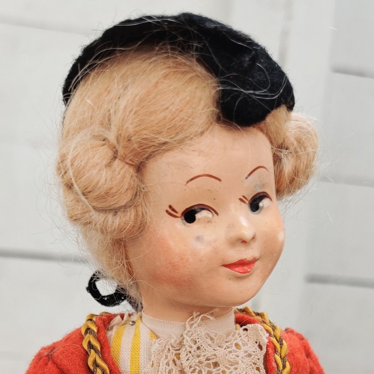 Itävallasta ostettu kansallispukuinen nukke 1960-luvulta, nuken pää.