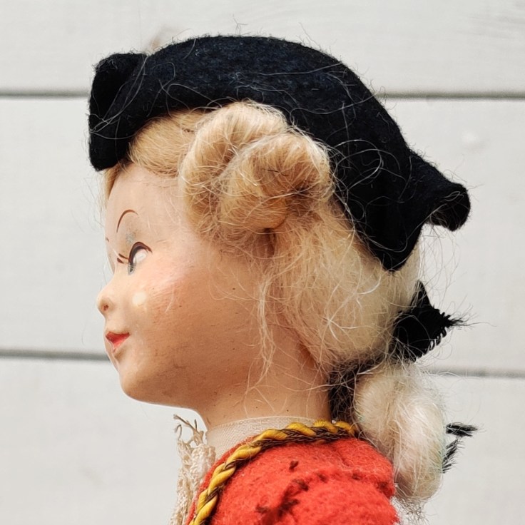 Itävallasta ostettu kansallispukuinen nukke 1960-luvulta, nuken pää sivulta.