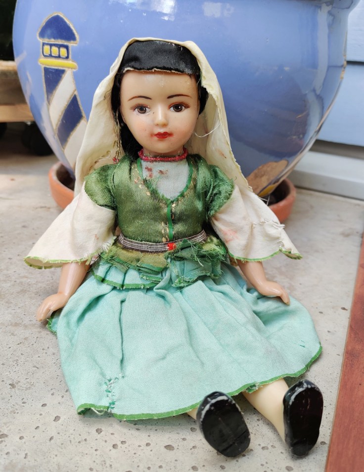 Kansallispukuinen nukke 1960-luvulta.