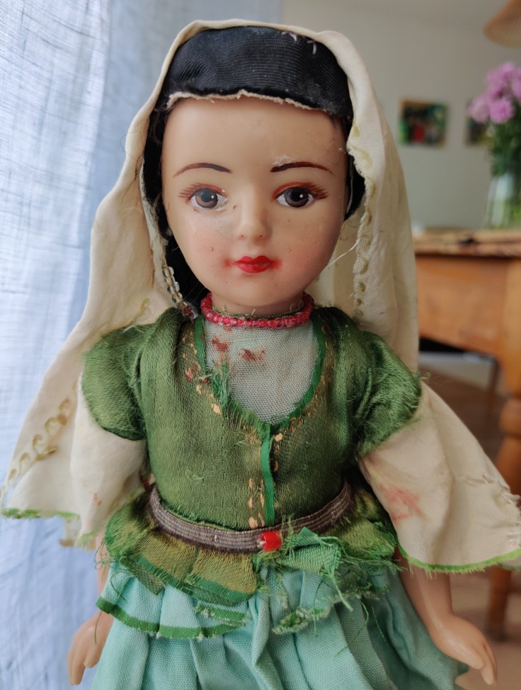 Kansallispukuinen nukke 1960-luvulta, ylävartalo.