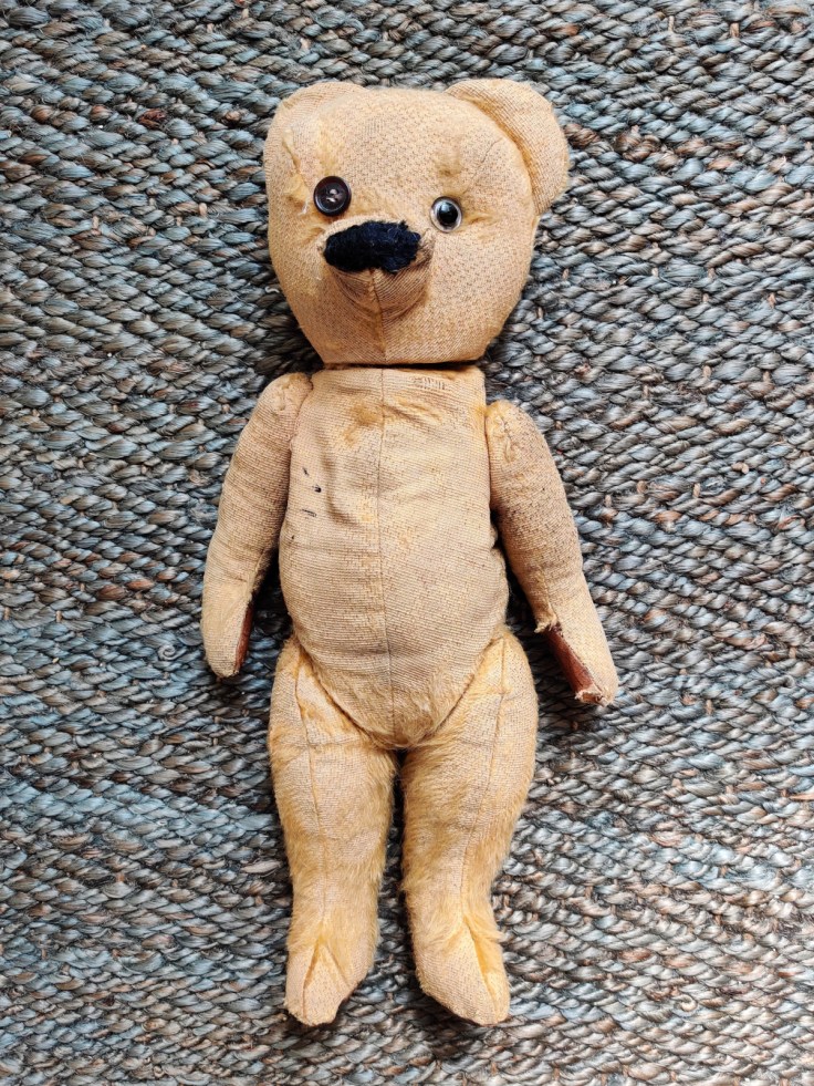 Nalle 1950-luvulta, kuvattu edestä.