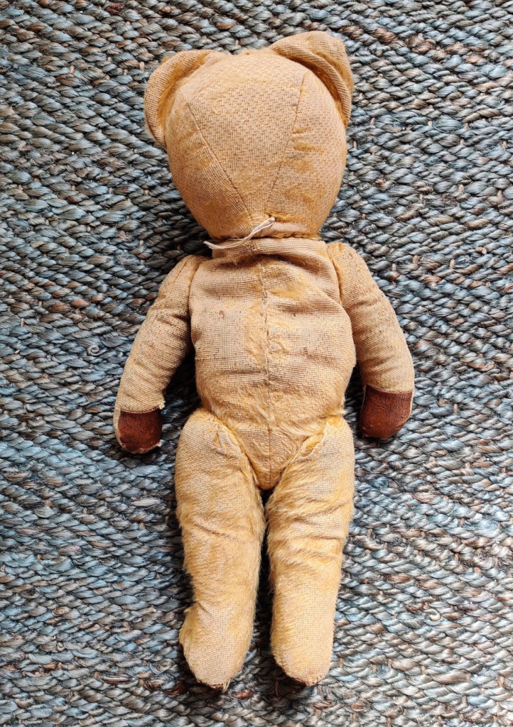 Nalle 1950-luvulta, kuvattu takaa.