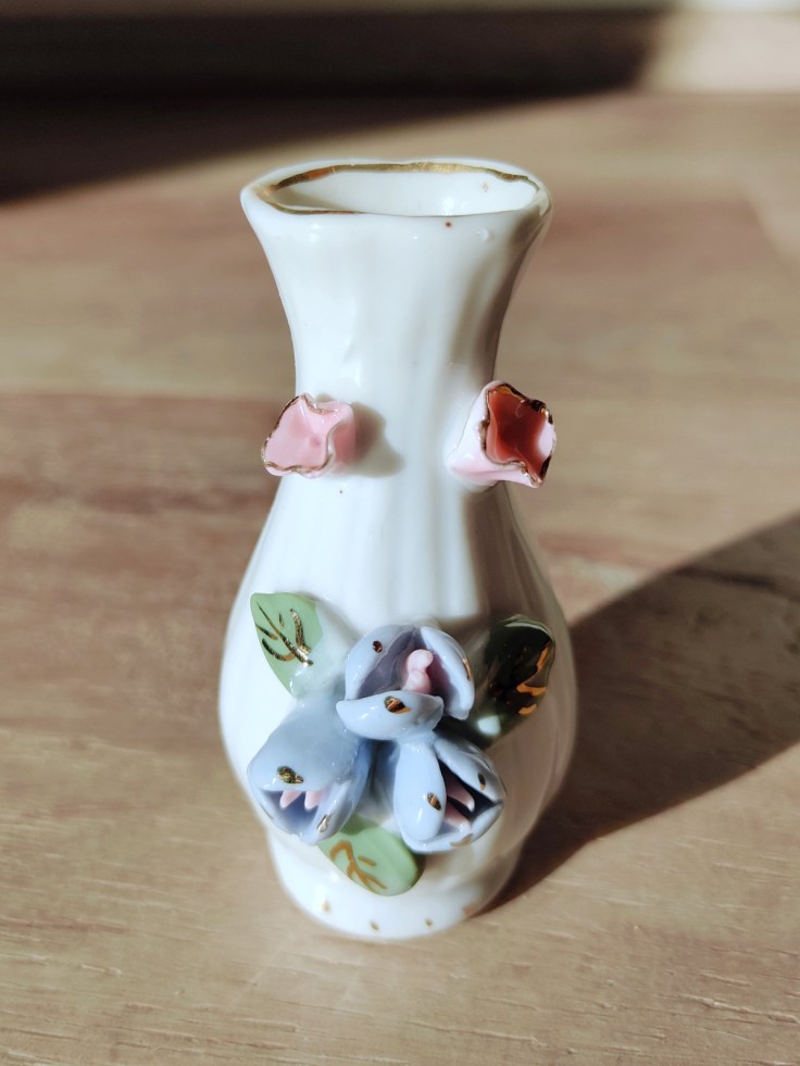 Pieni keraaminen maljakko.